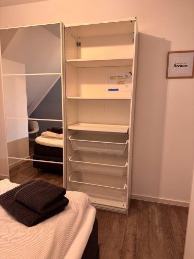 Kleiderschrank im Schlafzimmer