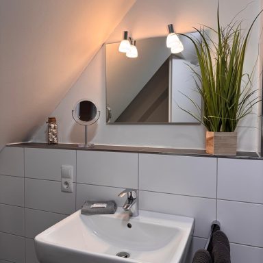 Badezimmer - Waschbecken und Spiegel