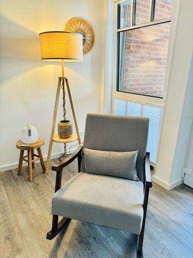 Wohnzimmer - gemütlicher Schaukelstuhl und Stehlampe