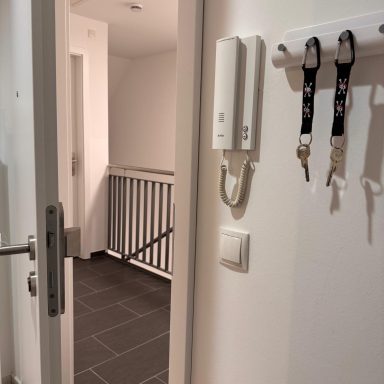 Wohnungstür mit Blick ins Treppenhaus